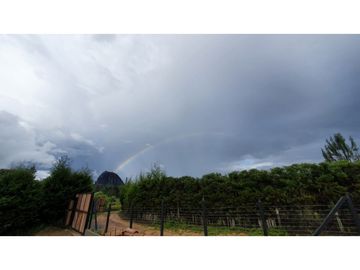 DISFRUTA DE LA NATURALEZA Y SU EXPLENDOR EN EL PEÑOL, CASA CAMPESTRE