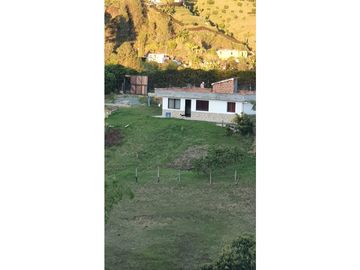 DISFRUTA DE LA NATURALEZA Y SU EXPLENDOR EN EL PEÑOL, CASA CAMPESTRE