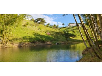 DISFRUTA DE LA NATURALEZA Y SU EXPLENDOR EN EL PEÑOL, CASA CAMPESTRE