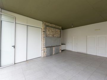 Venta Casa de 4 ambientes Ubicada en Country Terravista, Zona Oeste.