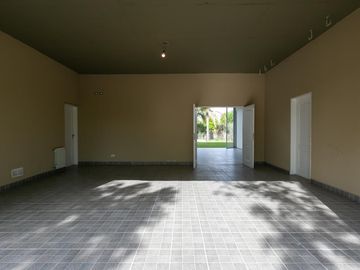 Venta Casa de 4 ambientes Ubicada en Country Terravista, Zona Oeste.