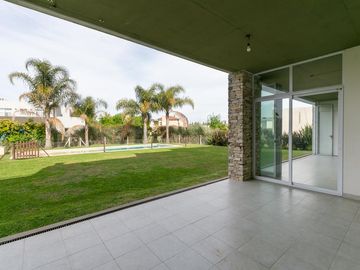 Venta Casa de 4 ambientes Ubicada en Country Terravista, Zona Oeste.