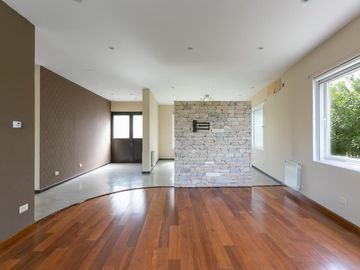 Venta Casa de 4 ambientes Ubicada en Country Terravista, Zona Oeste.