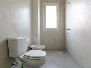 Venta Casa de 4 ambientes Ubicada en Country Terravista, Zona Oeste.