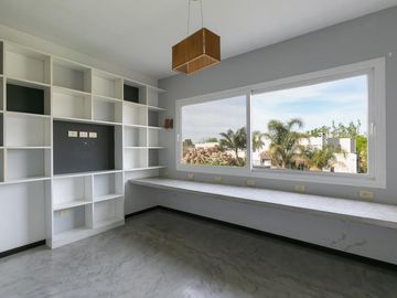 Venta Casa de 4 ambientes Ubicada en Country Terravista, Zona Oeste.