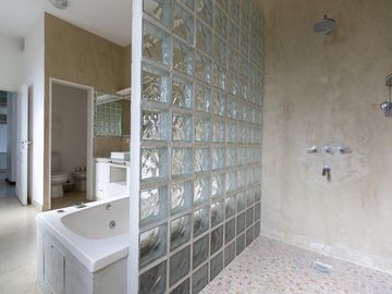 Venta Casa de 4 ambientes Ubicada en Country Terravista, Zona Oeste.