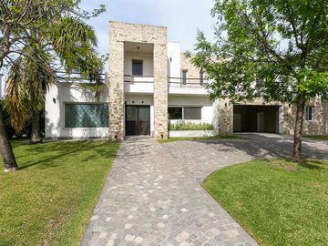 Venta Casa de 4 ambientes Ubicada en Country Terravista, Zona Oeste.