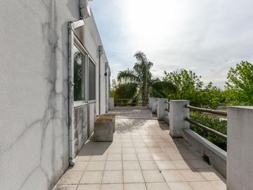 Venta Casa de 4 ambientes Ubicada en Country Terravista, Zona Oeste.