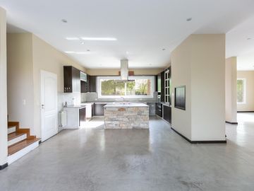 Venta Casa de 4 ambientes Ubicada en Country Terravista, Zona Oeste.