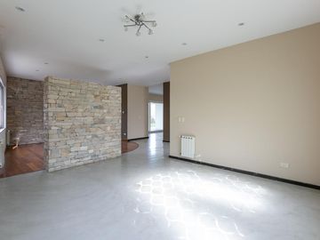 Venta Casa de 4 ambientes Ubicada en Country Terravista, Zona Oeste.
