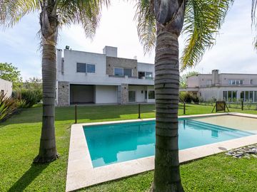 Venta Casa de 4 ambientes Ubicada en Country Terravista, Zona Oeste.