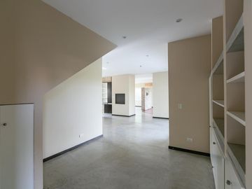 Venta Casa de 4 ambientes Ubicada en Country Terravista, Zona Oeste.