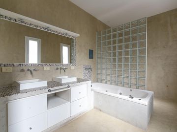 Venta Casa de 4 ambientes Ubicada en Country Terravista, Zona Oeste.
