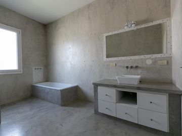 Venta Casa de 4 ambientes Ubicada en Country Terravista, Zona Oeste.