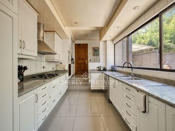 Linda casa, muy luminosa, amplios espacios, en pasaje cerrado.