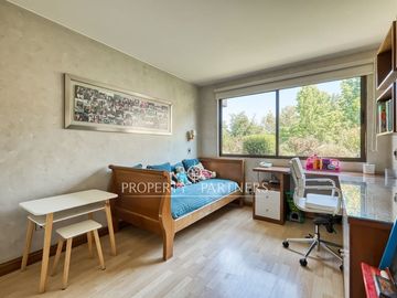 Linda casa, muy luminosa, amplios espacios, en pasaje cerrado.