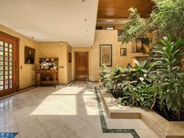 Linda casa, muy luminosa, amplios espacios, en pasaje cerrado.