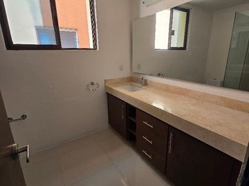 CASA FRENTE A LAGUNA EN CANCUN 4 RECAMARAS COLDWELL BANKER