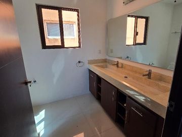 CASA FRENTE A LAGUNA EN CANCUN 4 RECAMARAS COLDWELL BANKER