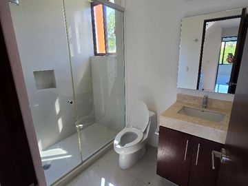 CASA FRENTE A LAGUNA EN CANCUN 4 RECAMARAS COLDWELL BANKER