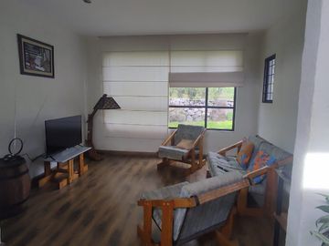 A 10 minutos de Guayllabamba, Venta casa moderna a en ambiente campestre