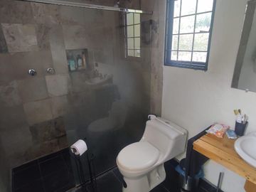 A 10 minutos de Guayllabamba, Venta casa moderna a en ambiente campestre