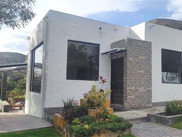 A 10 minutos de Guayllabamba, Venta casa moderna a en ambiente campestre
