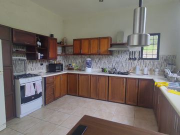 A 10 minutos de Guayllabamba, Venta casa moderna a en ambiente campestre