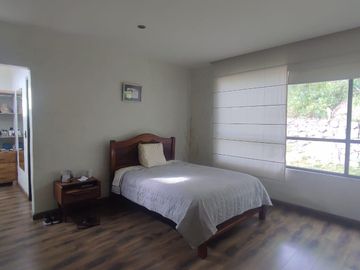A 10 minutos de Guayllabamba, Venta casa moderna a en ambiente campestre