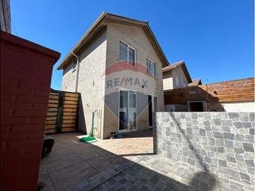 Casa esquina de 2 pisos