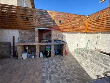 Casa esquina de 2 pisos