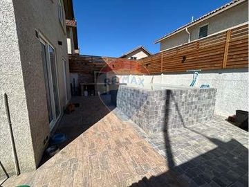 Casa esquina de 2 pisos