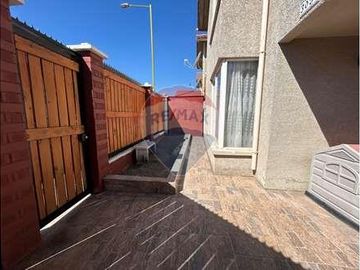 Casa esquina de 2 pisos