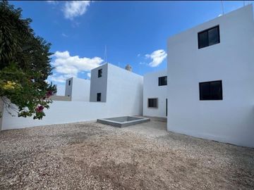 CASA EN PRIVADA  A 500 METROS DE PERIFERICO CON HABITACION EN PLANTA BAJA.