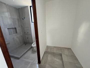 CASA EN PRIVADA  A 500 METROS DE PERIFERICO CON HABITACION EN PLANTA BAJA.