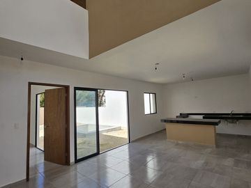 CASA EN PRIVADA  A 500 METROS DE PERIFERICO CON HABITACION EN PLANTA BAJA.
