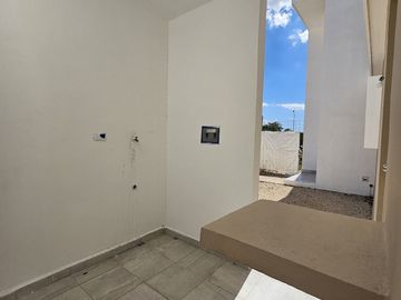CASA EN PRIVADA  A 500 METROS DE PERIFERICO CON HABITACION EN PLANTA BAJA.