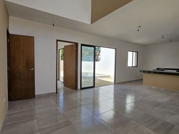 CASA EN PRIVADA  A 500 METROS DE PERIFERICO CON HABITACION EN PLANTA BAJA.