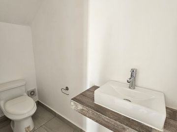 CASA EN PRIVADA  A 500 METROS DE PERIFERICO CON HABITACION EN PLANTA BAJA.