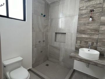 CASA EN PRIVADA  A 500 METROS DE PERIFERICO CON HABITACION EN PLANTA BAJA.