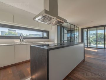 Casa  a estrenar al agua con 4 dormitorios en venta en El Yacht - Nordelta