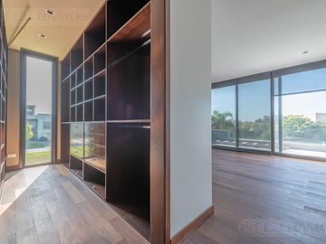 Casa  a estrenar al agua con 4 dormitorios en venta en El Yacht - Nordelta