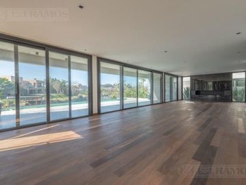 Casa  a estrenar al agua con 4 dormitorios en venta en El Yacht - Nordelta