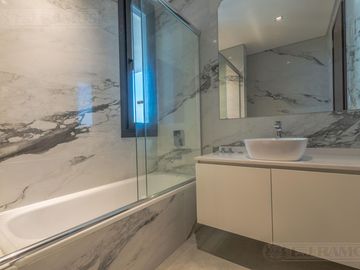 Casa  a estrenar al agua con 4 dormitorios en venta en El Yacht - Nordelta