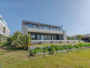 Casa  a estrenar al agua con 4 dormitorios en venta en El Yacht - Nordelta