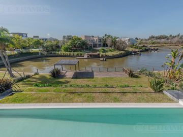 Casa  a estrenar al agua con 4 dormitorios en venta en El Yacht - Nordelta