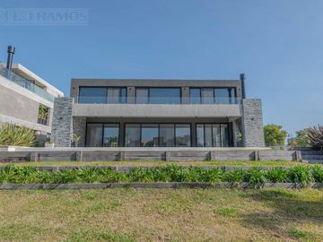 Casa  a estrenar al agua con 4 dormitorios en venta en El Yacht - Nordelta
