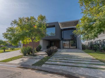Casa  a estrenar al agua con 4 dormitorios en venta en El Yacht - Nordelta