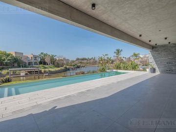 Casa  a estrenar al agua con 4 dormitorios en venta en El Yacht - Nordelta