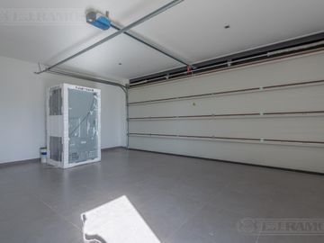 Casa  a estrenar al agua con 4 dormitorios en venta en El Yacht - Nordelta